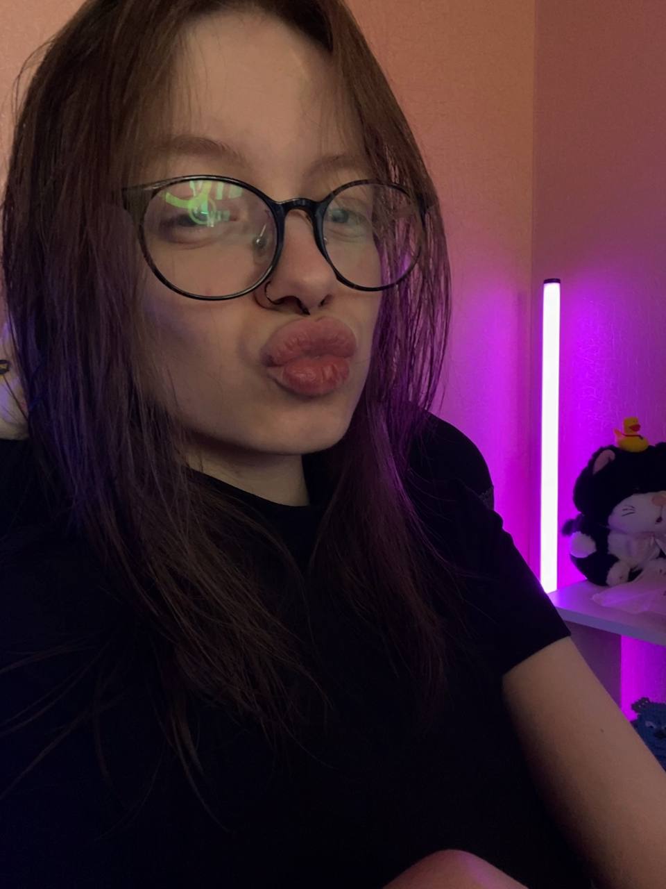 Молодая девушка в очках - 2