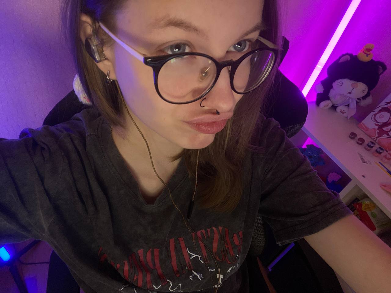 Молодая девушка в очках - 3