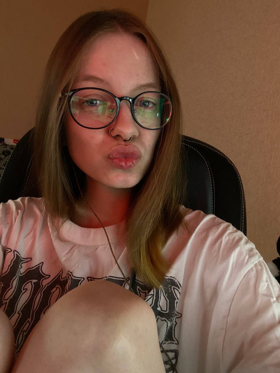 Молодая девушка в очках - 5