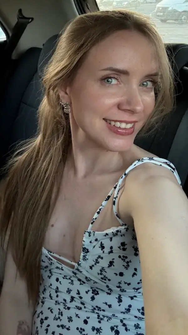 Фото красивой молодой русской девушки с питомцем - 2