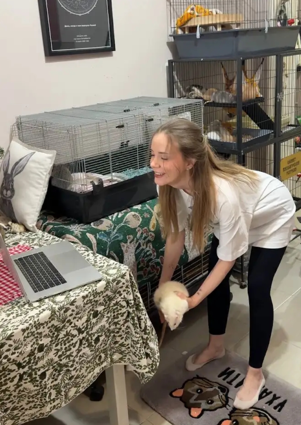 Фото красивой молодой русской девушки с питомцем - 7