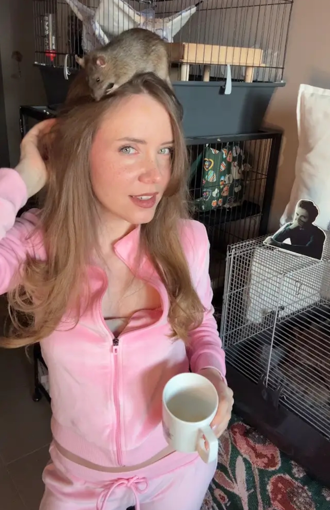 Фото красивой молодой русской девушки с питомцем - 8