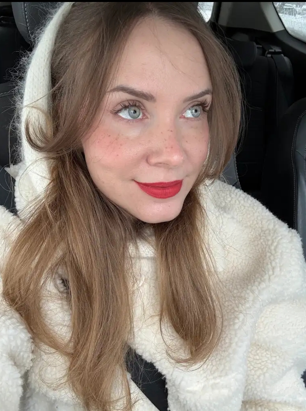 Фото красивой молодой русской девушки с питомцем - 9