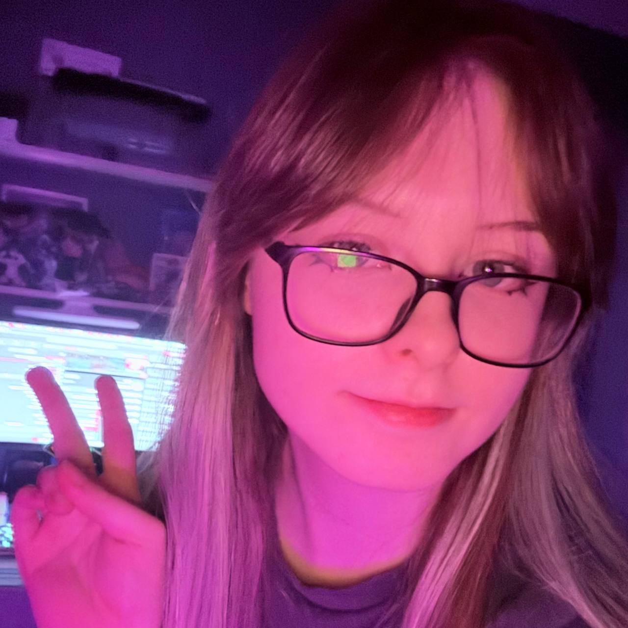 Молодая девушка в очках фото