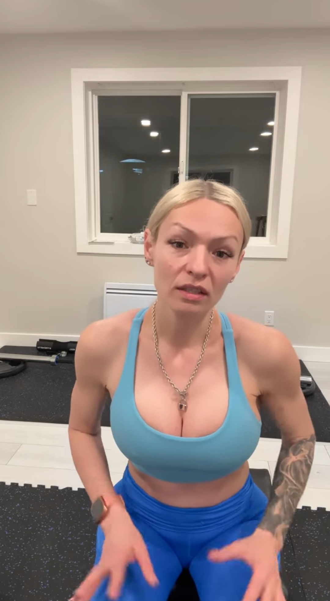 Девушка в легинсах