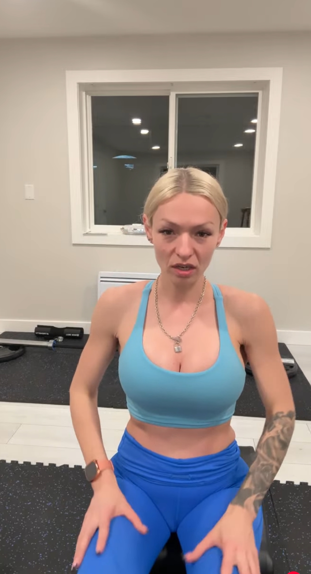 Девушка в легинсах - 2