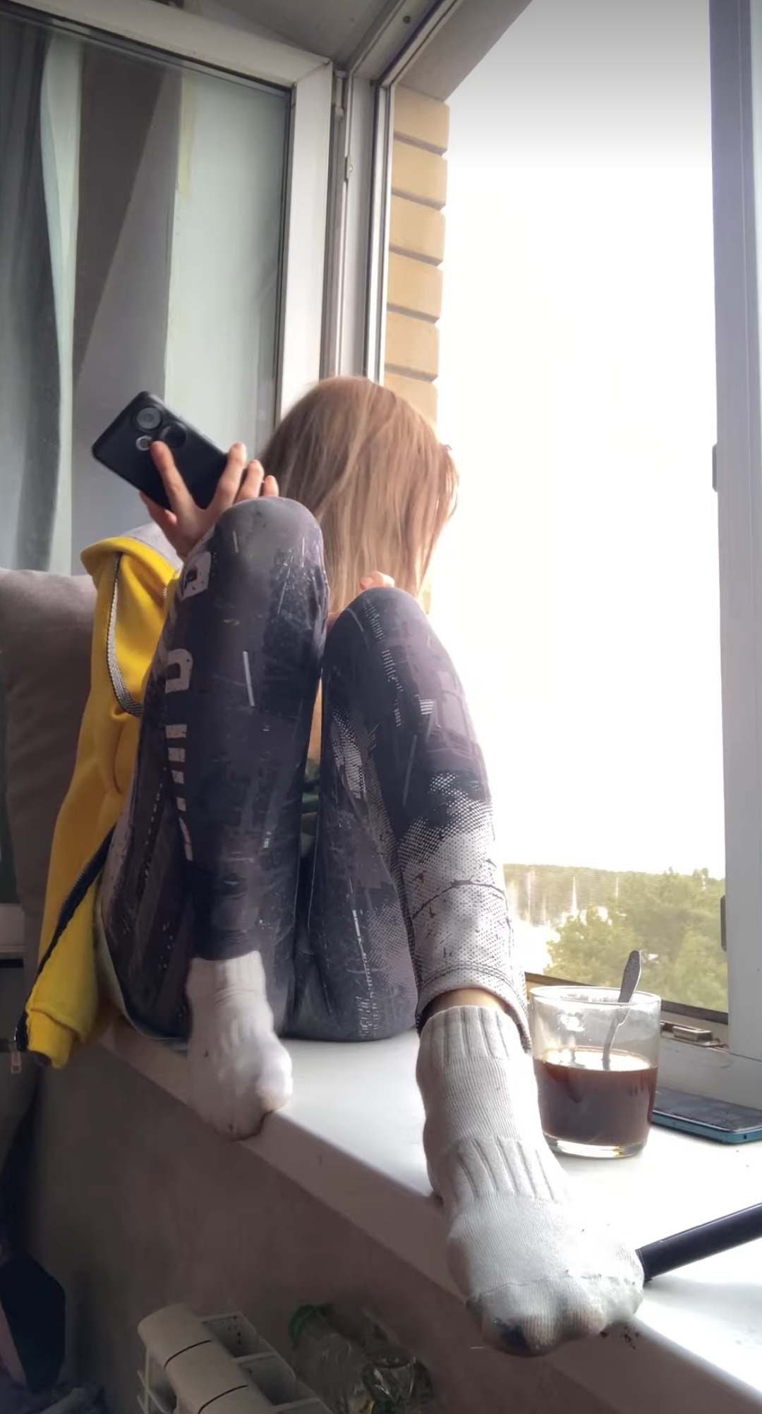 Девушка на подоконнике