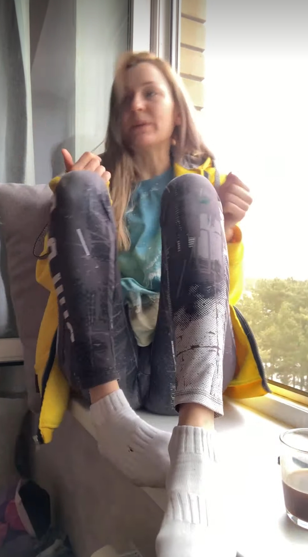 Девушка на подоконнике - 2