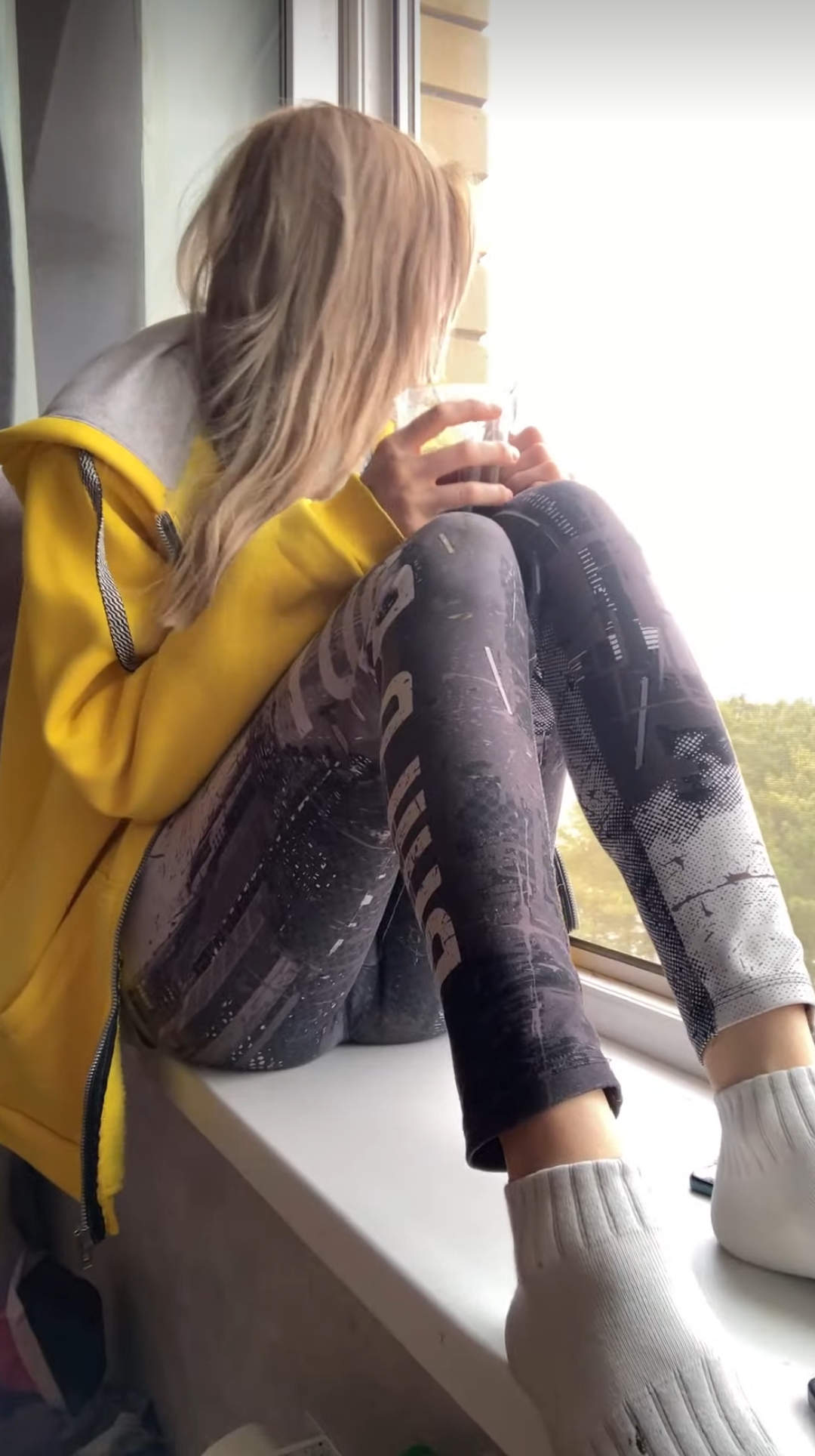 Девушка на подоконнике - 3