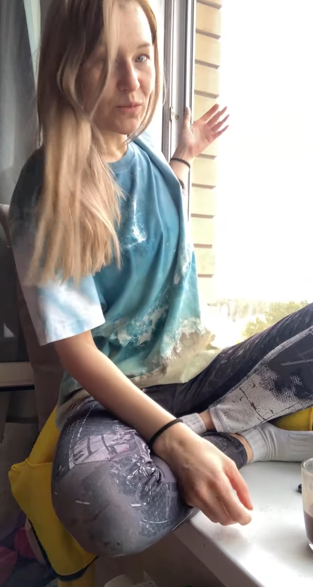 Девушка на подоконнике - 4